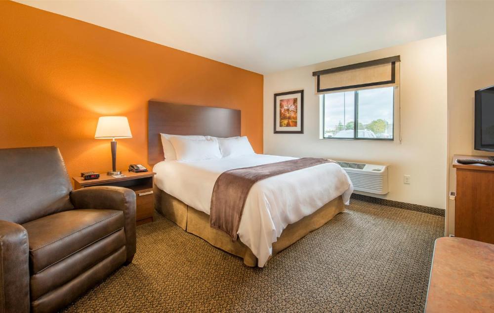 1 King Room with Recliner interior